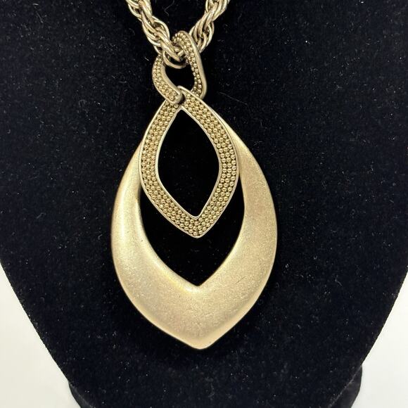 Liz Claiborne Pendant Necklace Matte Gold Tone Layered Pendant Classic Statement - Picture 1 of 10